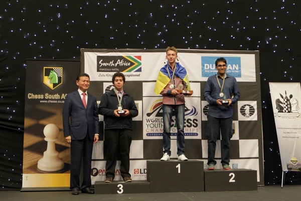 Церемония награждения чемпиона мира по шахматам среди юниоров – Александра Бортника. 