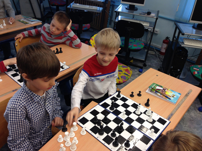 Діти на уроці шахів.