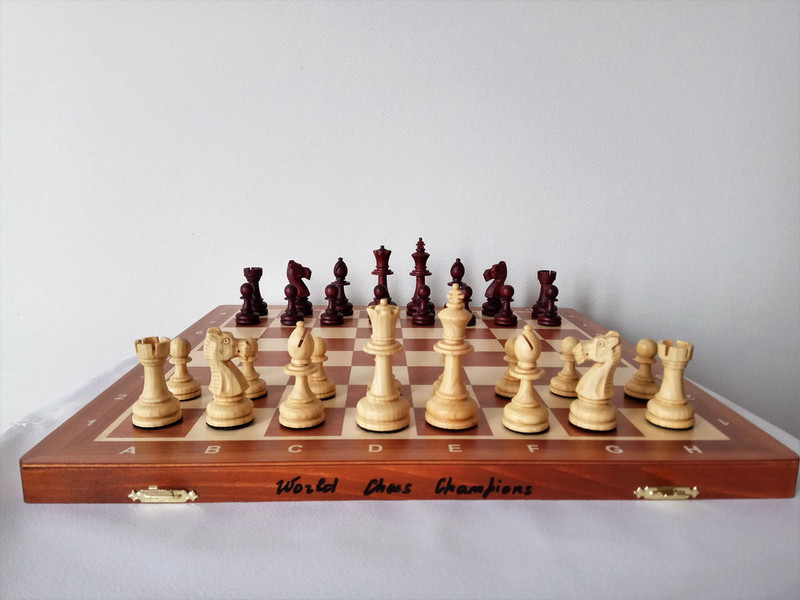 Шахматный набор – № 5 (ручная работа с автографом чемпионок мира)