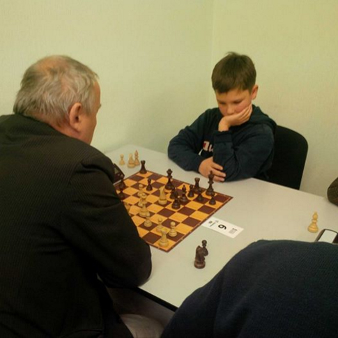 Сашко играет с серьезным Рижским шахматным тореадором, мастером ФИДЕ.