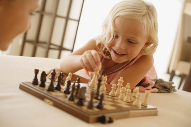 Почему детей нужно обучать игре в шахматы и что дают детям шахматы? Какова польза шахмат для детей?