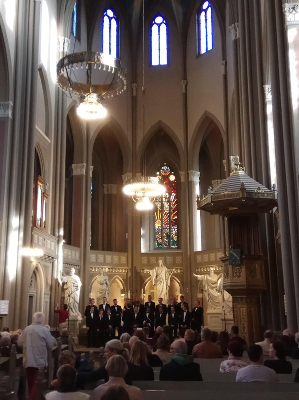 В Германии очень популярная штука – пение в церковном хоре. Не прошло и двух часов пребывания в Германии, как мы присоединились к традиции.