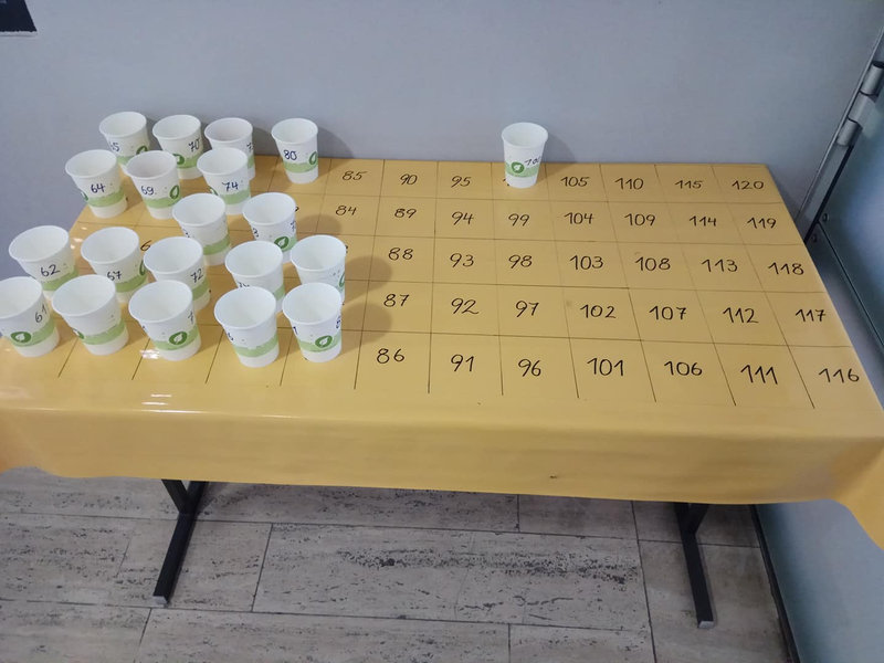 Вот это квинтесенция турнирной организации. У каждого игрока свой номер, стакан пронумерован, на столе пронумерованы места для стаканов. Все для того, чтобы не покупать после каждого тура сотни стаканов. Учимся, господа, учимся!