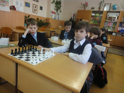 Учні школи на уроці шахів